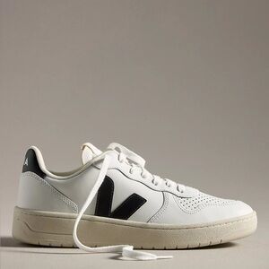 Veja V10 men’s size 9 white and black